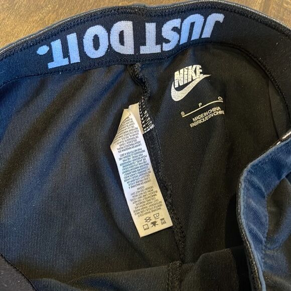 Black Nike leggings with gold emblem ✔️ - Picture 5 of 6